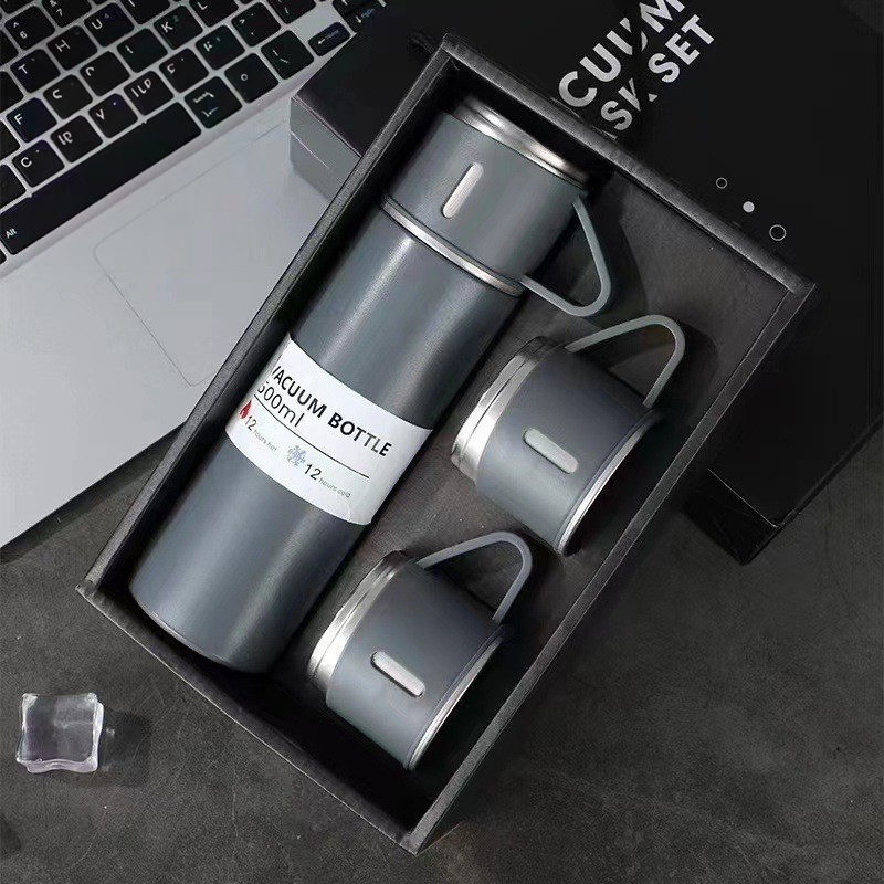 Bộ quà tặng gồm 1 bình giữ nhiệt và 3 ly cao cấp in logo theo yêu cầu.