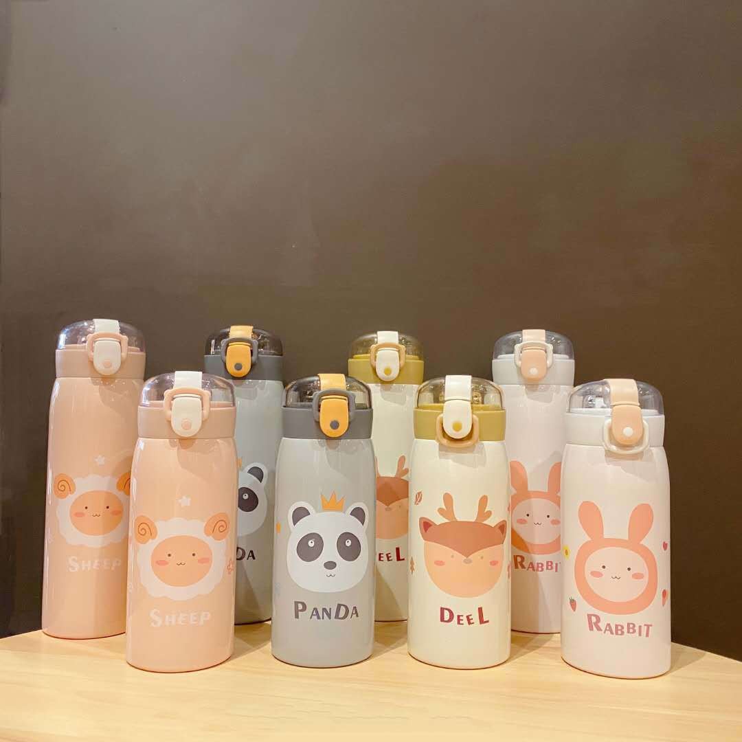 Bình nước trẻ em hoạt hình dễ thương. In logo theo yêu cầu. Bình nhựa giữ nhiệt. Dung tích: 350ml | 500ml. Giá cạnh tranh