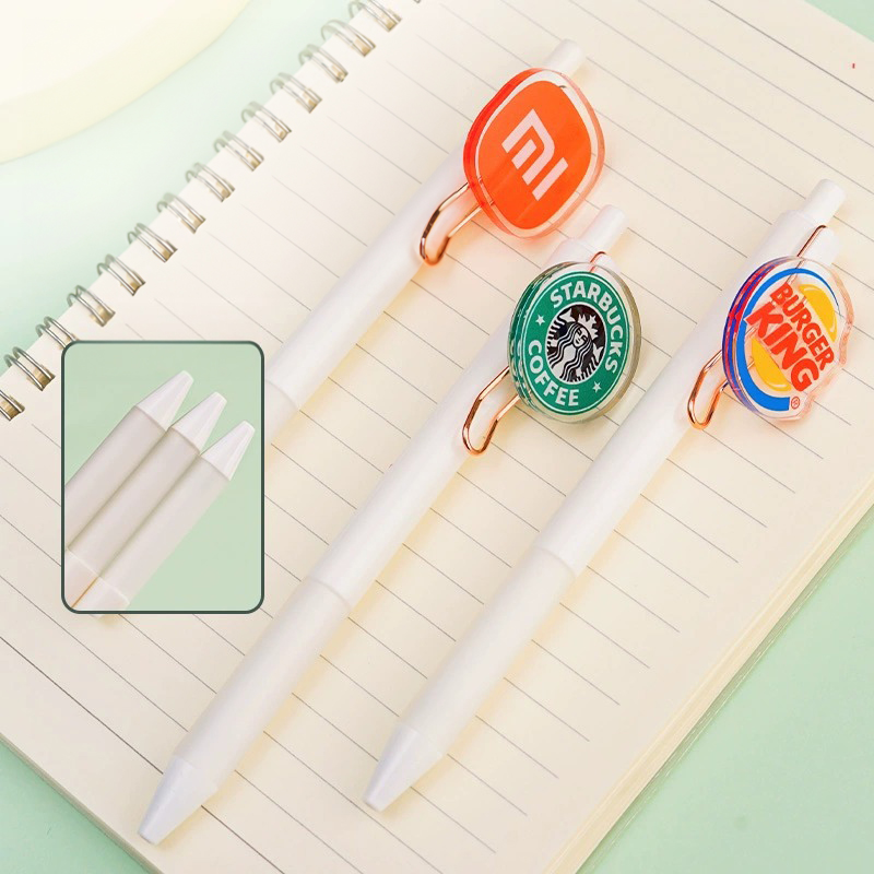 Bút bi nhựa gắn logo hình nổi 2D. là quà tặng in logo sáng tạo, dễ nhận diện thương hiệu. Chất liệu an toàn, thiết kế theo yêu cầu