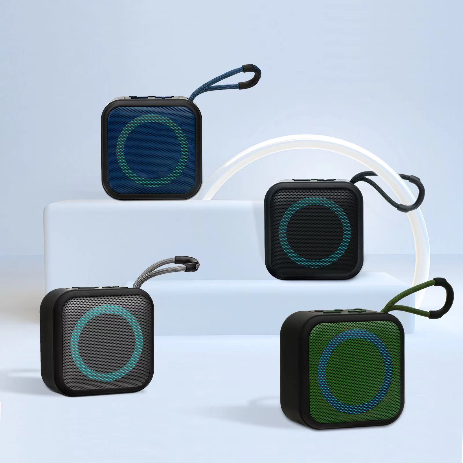 Loa bluetooth vuông miniLoa bluetooth vuông mini có thiết kế nhỏ gọn kèm dây buộc, giúp dễ mang theo. In logo theo yêu cầu