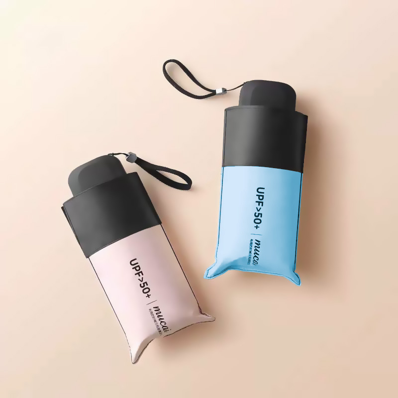 Dù gấp gọn mini in logo theo yêu cầu, gọn nhẹ tay cầm đen, thiết kế tối giản, nhẹ nhàng. Phần khung có độ đàn hồi tốt, giúp dù chịu được gió, không dễ gãy