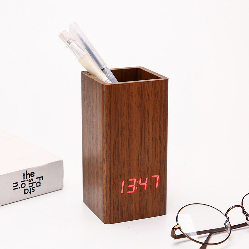 Ống cắm bút tích hợp đồng hồ điện tử mang lại cảm giác gần gũi, ấm áp. Màn hình LED lớn dễ quan sát, điều chỉnh độ sáng linh hoạt.