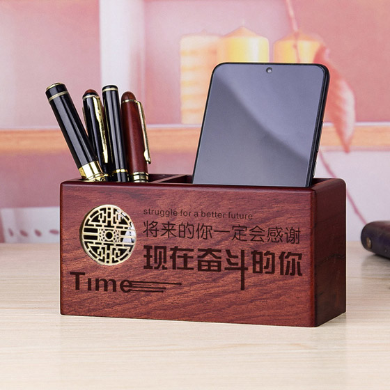 Hộp đựng bút bằng gỗ nguyên khối tích hợp đồng hồ mini. Chất liệu: Gỗ cẩm lai, óc chó, sapele, tre carbon hoá,… In logo theo yêu cầu