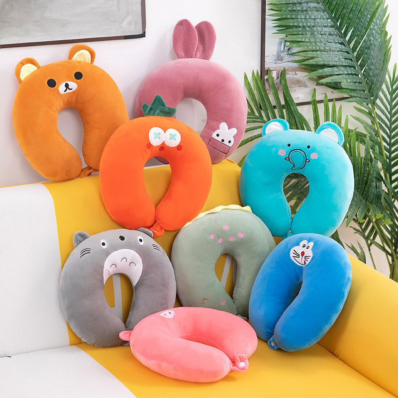 Gối cổ hoạt hình dễ thương ruột êm, vỏ mềm. In logo theo yêu cầu. Thiết kế gọn nhẹ, dễ mang theo trong mỗi chuyến đi hoặc ngủ trưa ở văn phòng