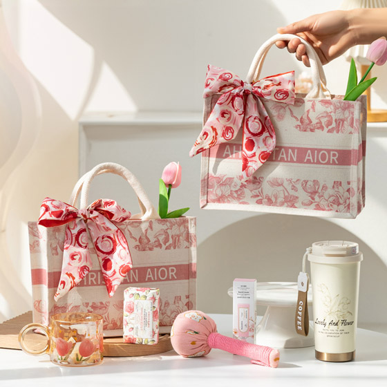 Giỏ quà tặng tinh tế cho phụ nữ. Set quà kết hợp giữa túi tote vải bố tay cầm thời trang và các vật dụng thiết yếu trong cuộc sống. In logo theo yêu cầu