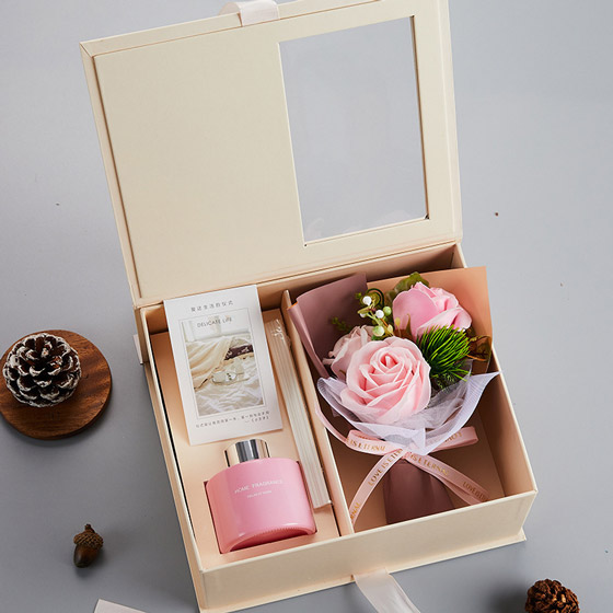 Bộ quà tặng tinh dầu và hoa lụa. In logo theo yêu cầu. Hương thơm nhẹ nhàng kết hợp vẻ đẹp vĩnh cửu của hoa lụa, mang thông điệp chăm sóc, yêu thương
