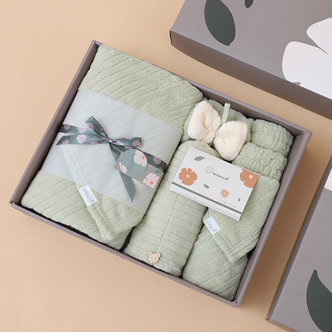 Set quà tặng khăn tắm kèm băng đô. Khăn có độ bền cao và dễ dàng giặt sạch, duy trì được độ mềm mại và chất lượng sau nhiều lần sử dụng