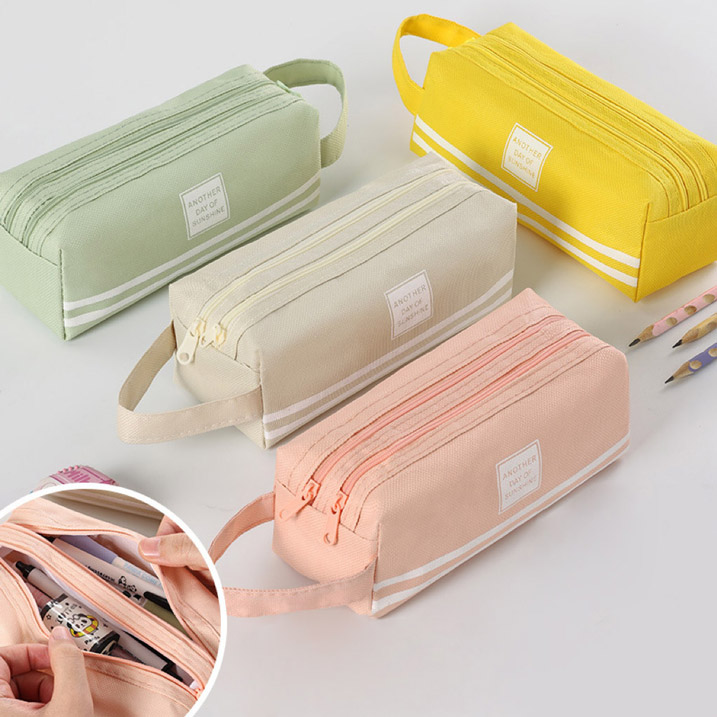 Hộp bút vải 2 lớp phong cách Hàn Quốc được thiết kế hình khối vuông vững chắc, gọn gàng và dễ dàng cất giữ trong balo hoặc túi xách