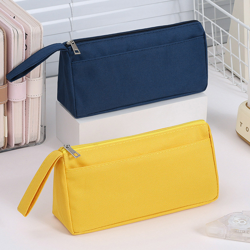 Hộp bút vải Oxford tối giản. Vải có độ bền cao, chống thấm nhẹ và dễ vệ sinh đảm bảo hộp bút giữ được vẻ ngoài sạch sẽ sau thời gian dài sử dụng