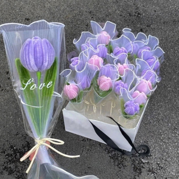 Hoa Tulip kẽm nhung thủ công DIY. Có nhiều màu: tím đậm, tím nhạt, hồng, xanh biển. Tuỳ chỉnh gói hoa và logo theo yêu cầu