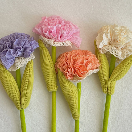 Hoa cẩm chướng bằng vải thủ công DIY. Sản phẩm thích hợp làm quà tặng kèm theo gift set hoặc trang trí. Có thể cá nhân hoá in logo theo yêu cầu
