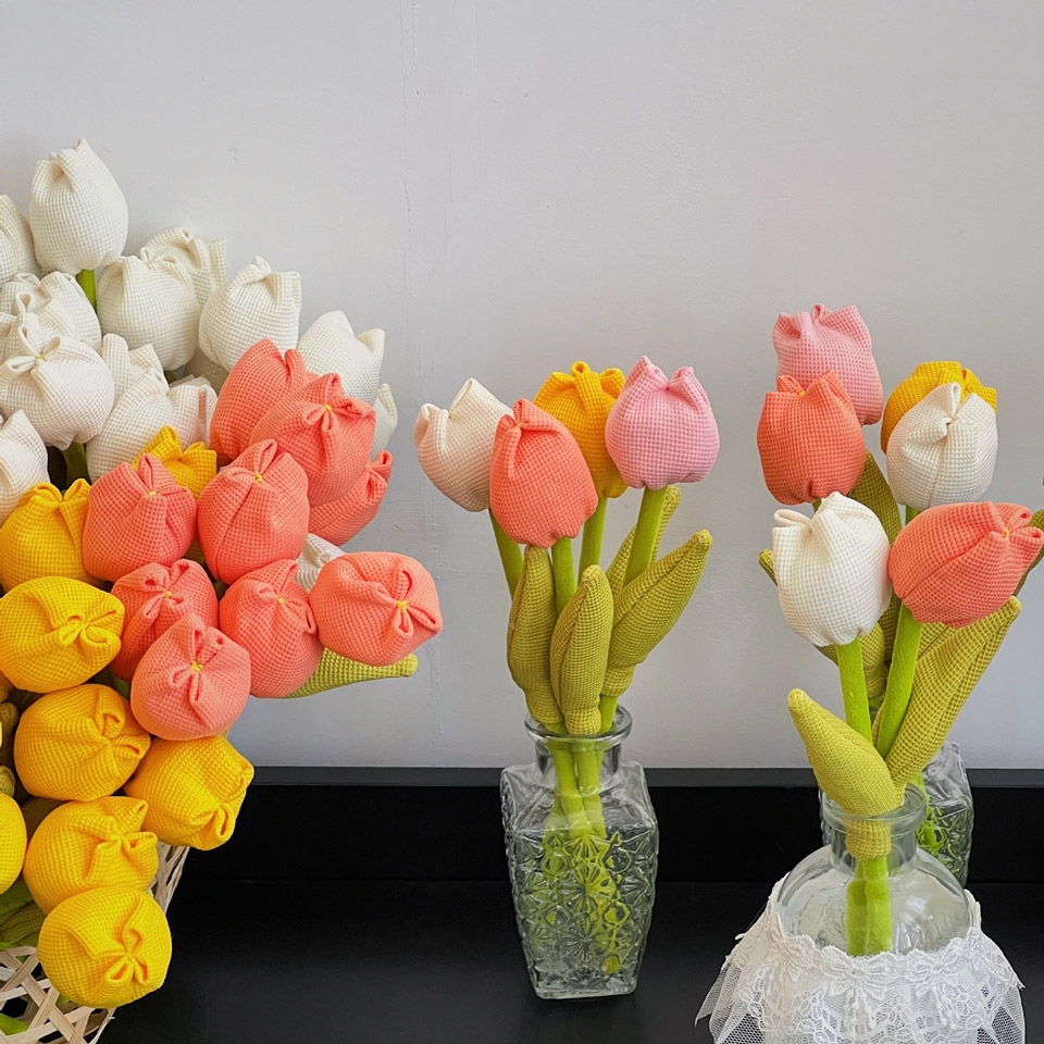 Hoa Tulip thủ công DIY thể hiện sự chân thành. Chất liệu: Vải lưới, vải bố, bông mềm. Màu sắc: trắng kem, vàng tươi, hồng nhạt, cam đào...Thêu logo yêu cầu
