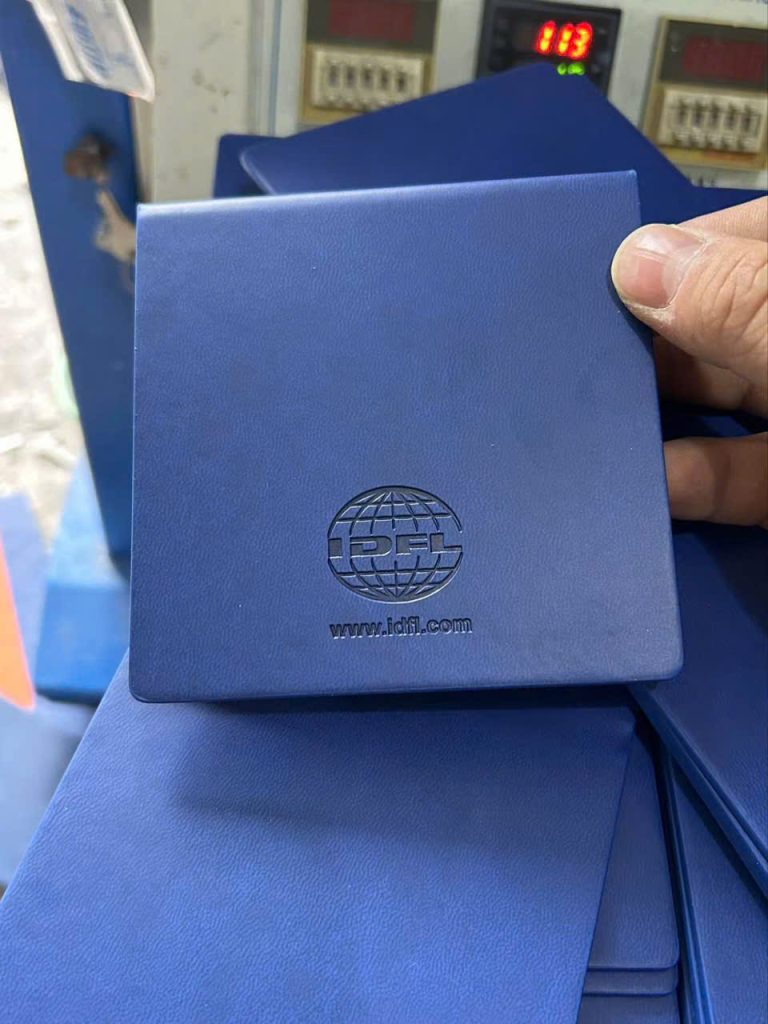 Hộp đựng giấy note bằng da in logo theo yêu cầu 3