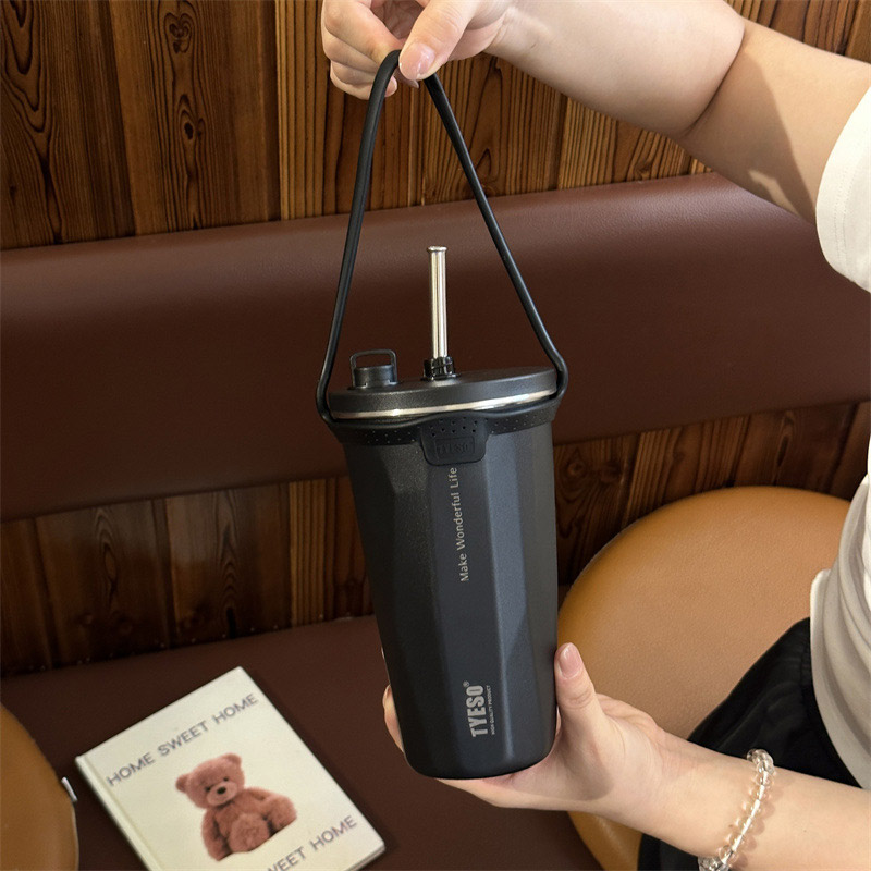 Ly Tyeso có ống hút quai xách silicon. Dung tích: 600ml. In Logo theo yêu cầu. Giá cạnh tranh. Quà tặng doanh nghiệp ấn tượng