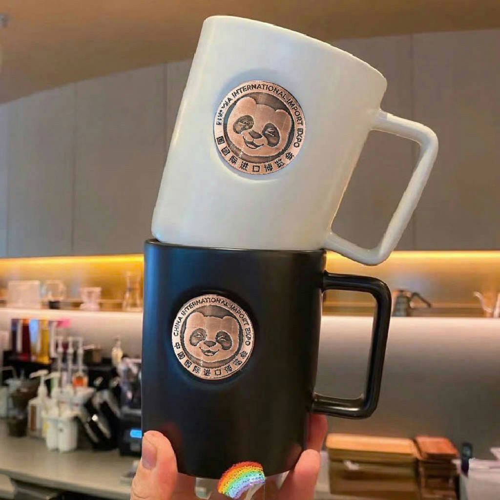 Ly sứ cao cấp in logo dập nổi theo yêu cầu, thiết kế sang trọng, sử dụng tiện lợi hàng ngày. Dung tích: 400 - 500ml. Giá cạnh tranh