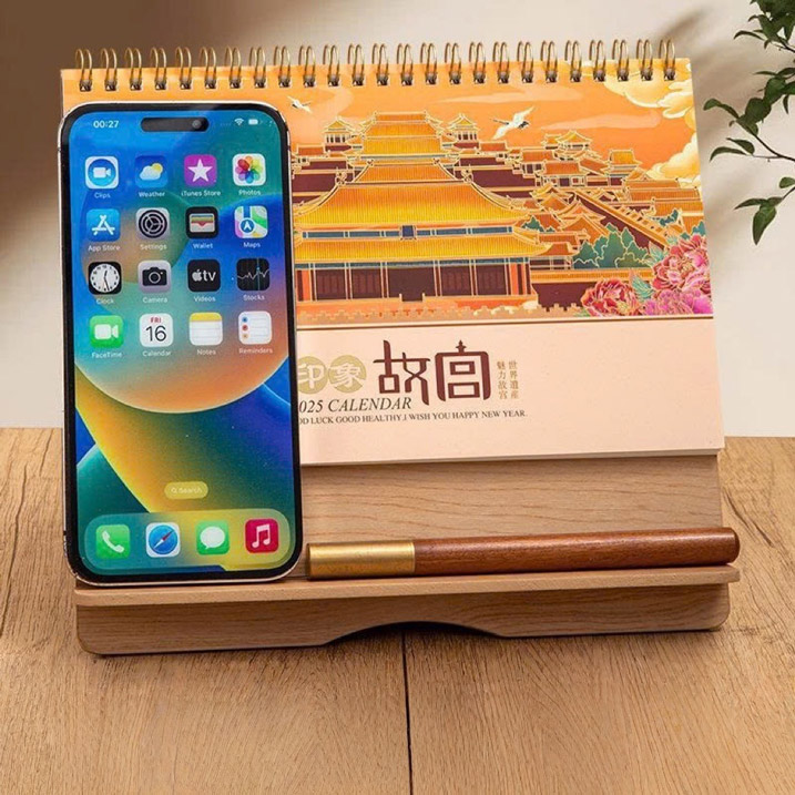 Bộ lịch có thể kết hợp kệ đựng bút, lịch tích hợp khay cắm điện thoại – giấy note, hoặc kết hợp với đồng hồ mini. Sản phẩm hữu ích, vừa gắn kết thương hiệu
