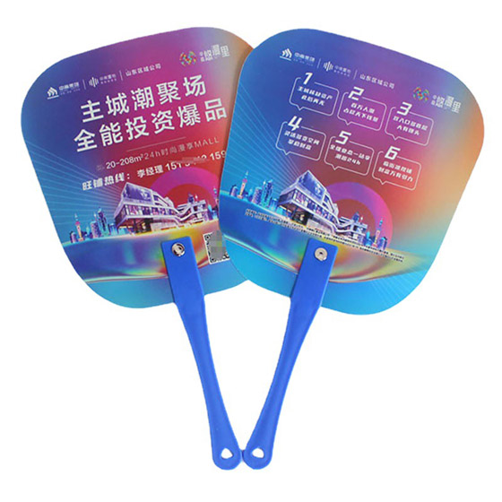 Quạt nhựa quảng cáo in 2 mặt. Công nghệ in sắc nét giúp logo và hình ảnh của bạn nổi bật. Giá cạnh tranh. Quà tặng sự kiện phổ biến