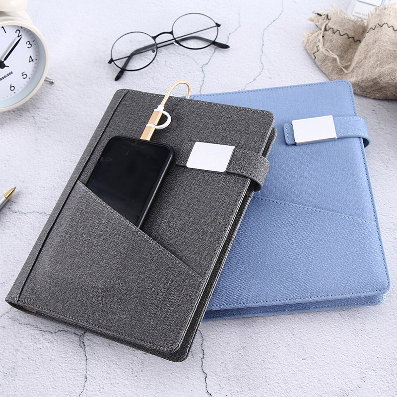 Sổ tay bìa lá rời đa năng tích hợp sạc dự phòng cho phép người dùng dễ dàng tháo rời, sắp xếp lại các trang giấy, giải quyết nỗi lo hết pin điện thoại