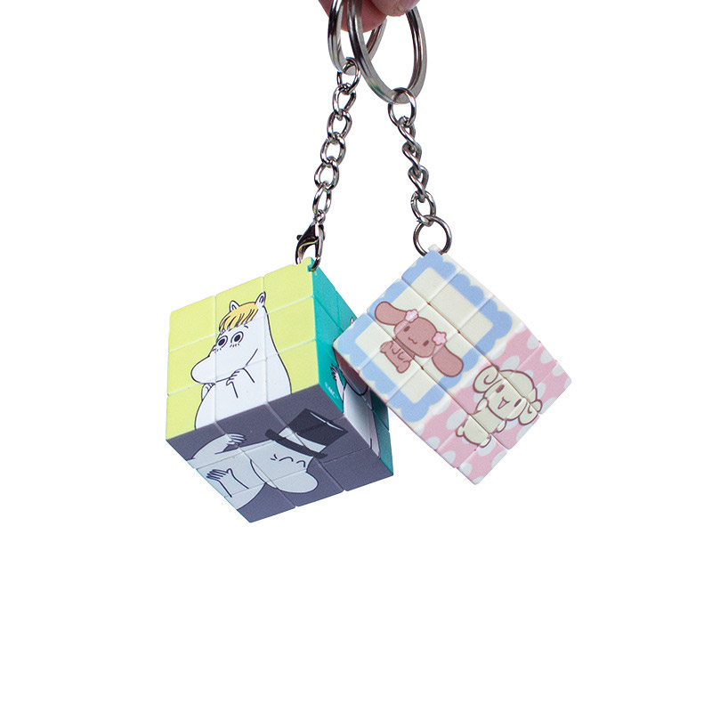 Móc khoá Rubik in hình theo yêu cầu. Kích thước: 3*3*3cm. Chất liệu: Nhựa ABS + Kim loại. Đối tượng chơi: 6+. Khối lập phương có thể xoay và xoắn, giải trí.