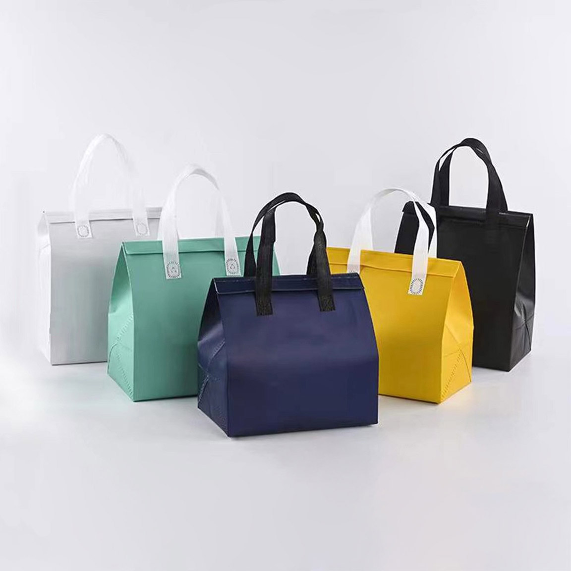 Túi giữ nhiệt đa dạng mẫu mã. Giữ nhiệt ~3–4 giờ. In logo sắc nét. Nhẹ, nhỏ gọn, dễ xách tay, phù hợp mang theo khi đi làm, đi học, picnic