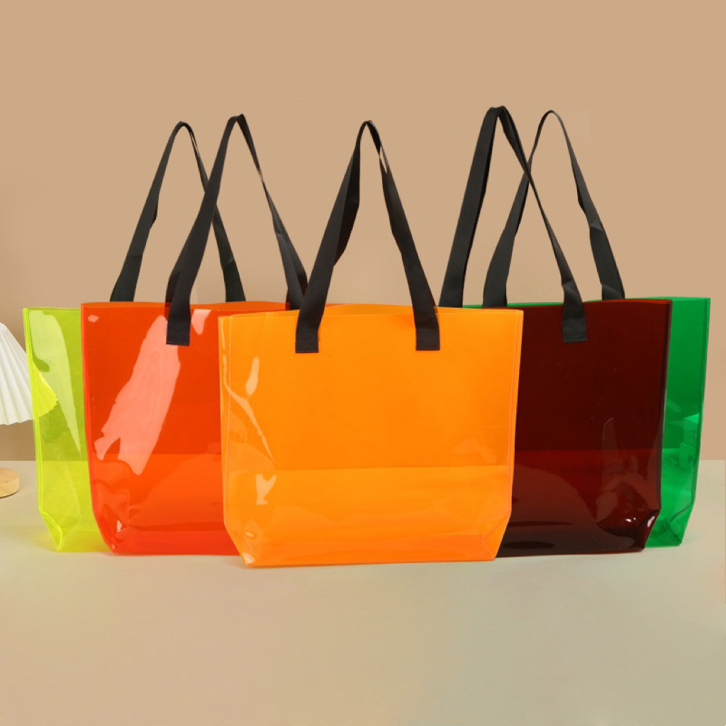 Túi xách nhựa PVC cao cấp, in logo theo yêu cầu. Thiết kế trong suốt, độ bền cao và tay cầm chắc chắn. Túi thời trang mang phong cách hiện đại, gọn nhẹ