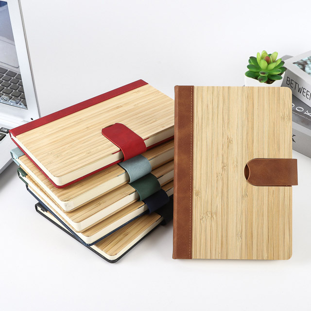 Sổ bìa tre có khóa nam châm giúp đóng mở dễ dàng, bảo vệ ruột giấy bên trong an toàn và tăng thêm tính chuyên nghiệp cho người sử dụng.