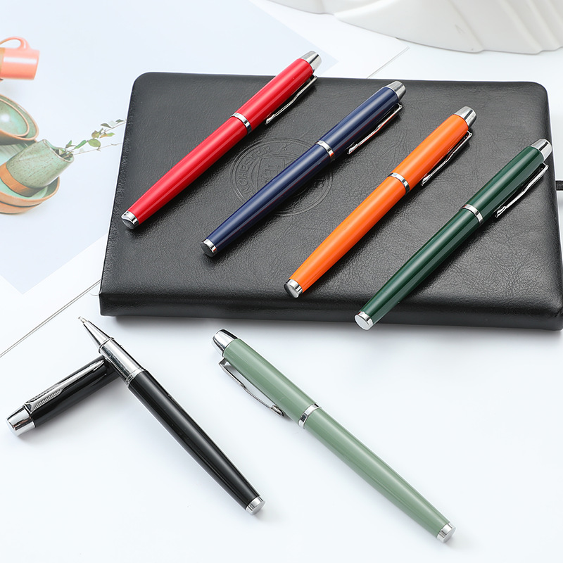 Bút kim loại trơn nhiều màu in logo theo yêu cầu. Kích thước vừa tay, trọng lượng nhẹ, dễ cầm. Quà tặng doanh nghiệp phổ biến hiện nay