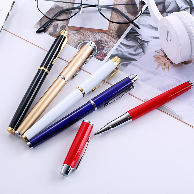 Bút ký kim loại đơn giản nắp đậy màu sắc đa dạng với khối lượng nhẹ. Kiểu dáng thanh lịch. Hợp làm quà tặng doanh nghiệp in logo giá rẻ.