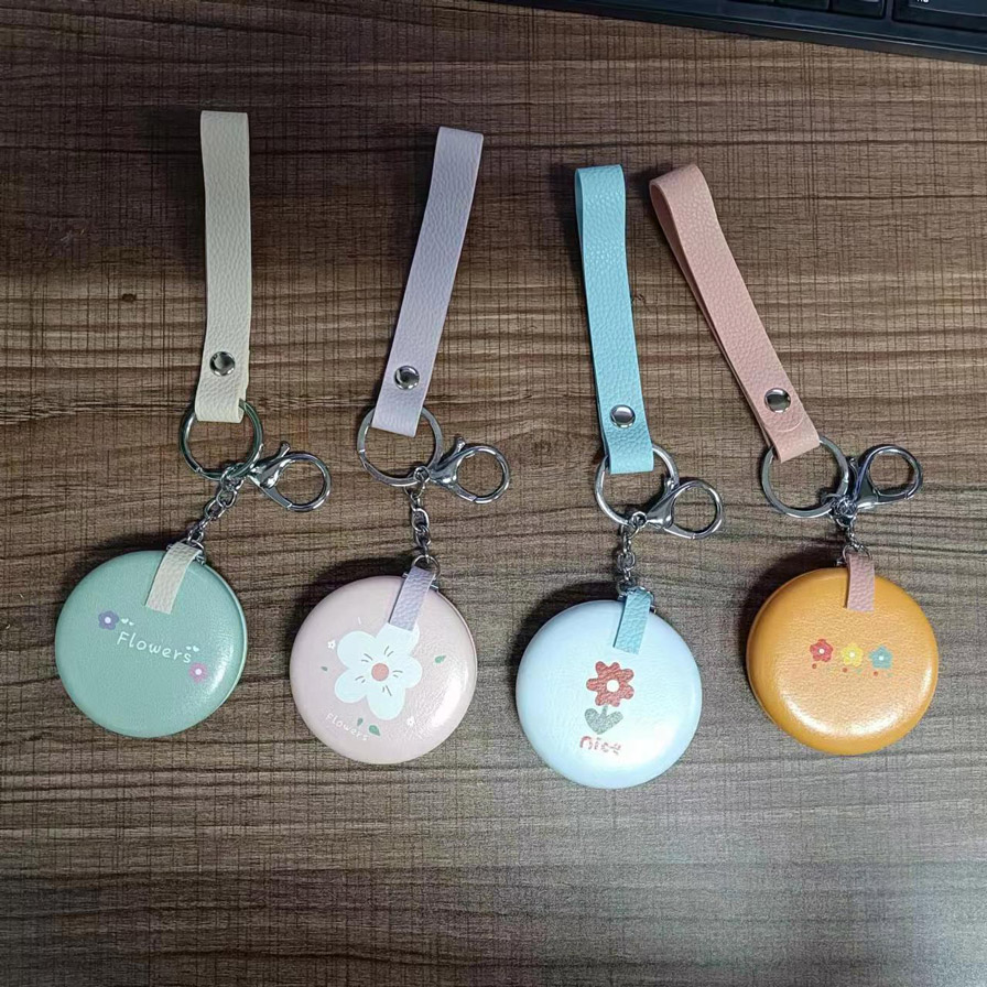Gương trang điểm có móc khoá mini dễ thương, có thể gấp gọn, nhỏ gọn, tinh tế, dễ dàng mang theo. Gương có 1 mặt gương thường, một mặt gương phóng đại.