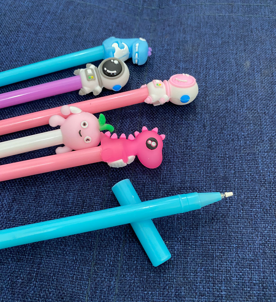 Bút bi gel hoạt hình in logo theo yêu cầu - quà tặng học đường giá rẻ