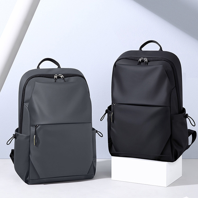 Ba lô chống nước dung tích lớn gồm 1 ngăn chính rộng, 1 ngăn đựng laptop, 2 túi bên hông tiện dụng, 1 túi có khóa kéo phía trước. In logo theo yêu cầu