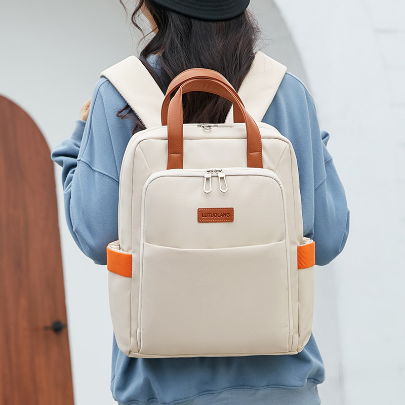 Ba lô thời trang trẻ trung. In logo yêu cầu. Màu: Đen | Be | Xanh nhạt. Gồm 1 ngăn chính, 1 ngăn laptop, 1 túi nhỏ trong, 1 ngăn trước, 2 túi hông ngoài