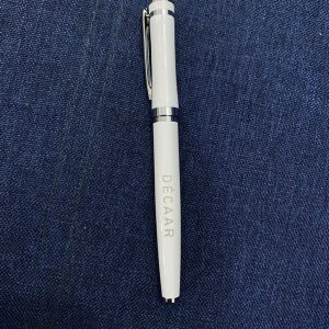 Bút bi kim loại cao cấp nắp đậy, tùy chỉnh in logo theo yêu cầu, giá cạnh tranh.