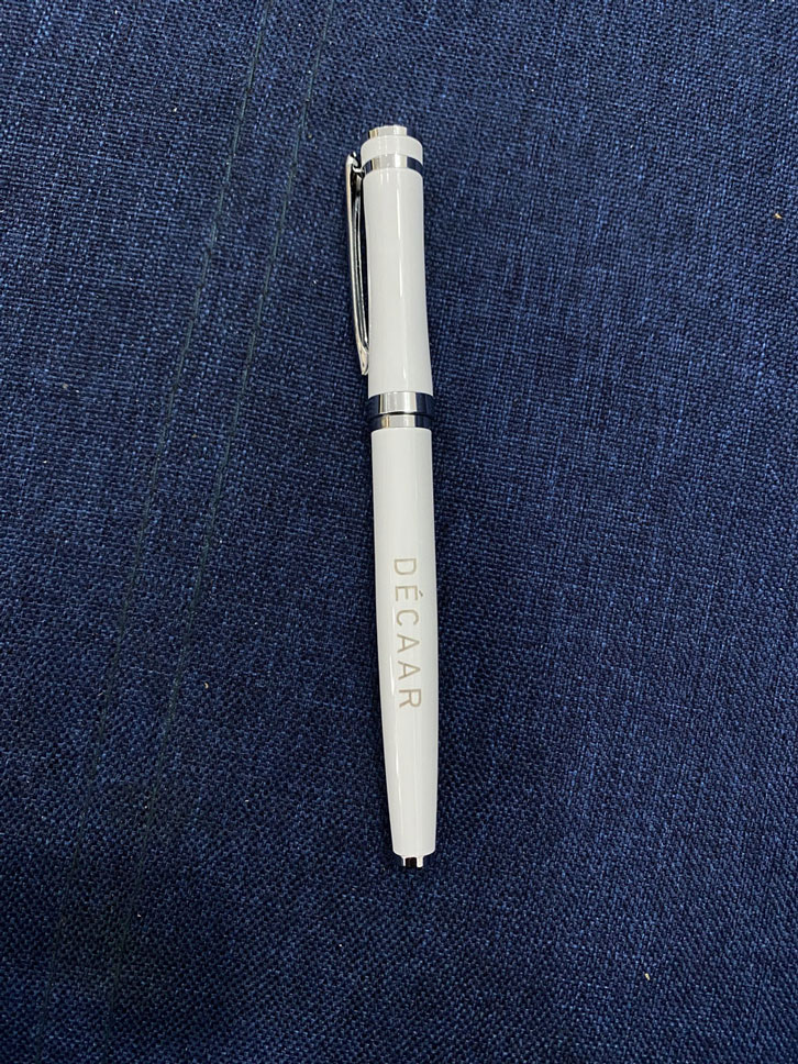 Bút bi kim loại cao cấp nắp đậy, tùy chỉnh in logo theo yêu cầu, giá cạnh tranh.