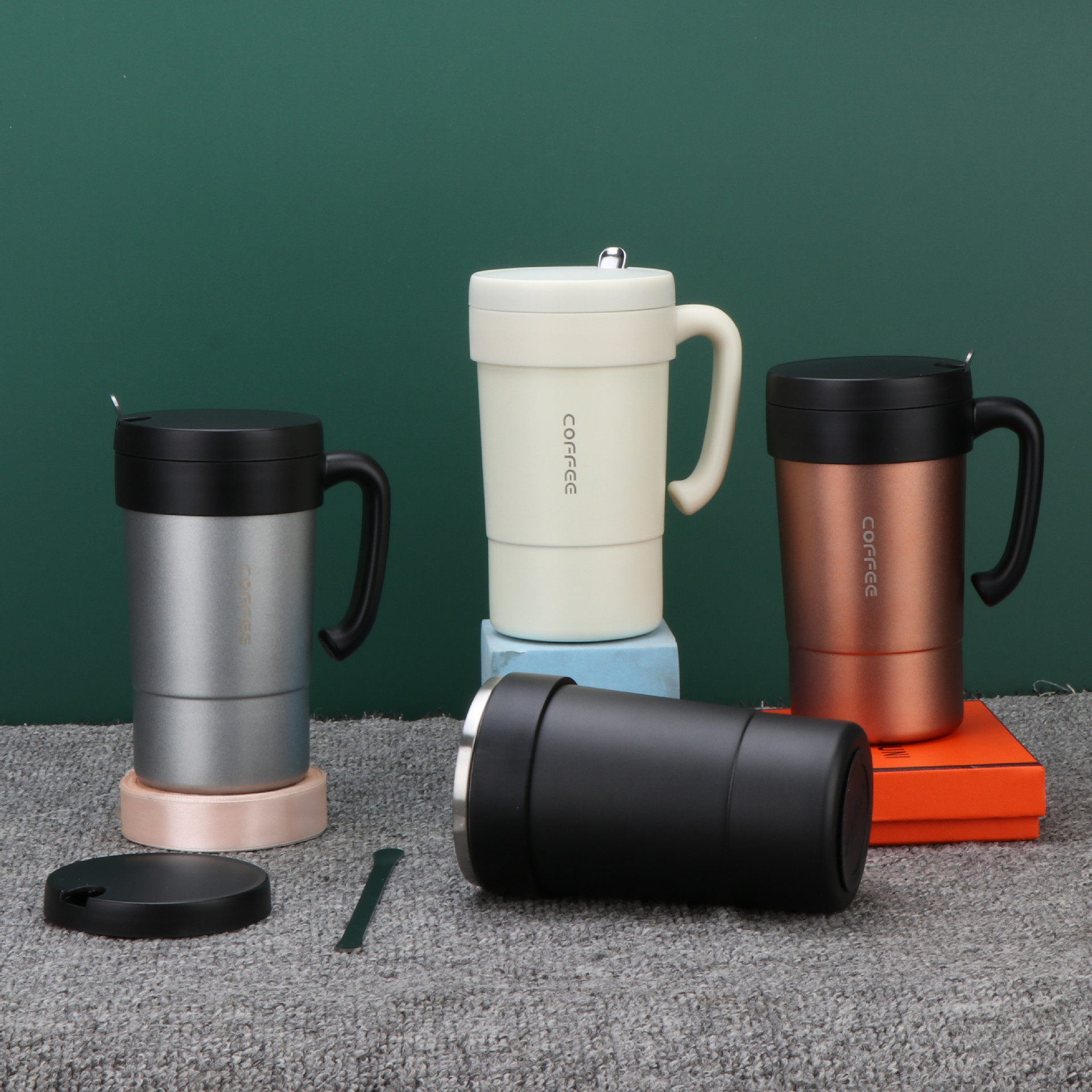 Ly cafe giữ nhiệt 580ml có tay cầm kèm muỗng. Tay cầm tiện lợi, giúp bạn dễ dàng cầm nắm mà không lo bị nóng, an toàn khi sử dụng. In logo theo yêu cầu