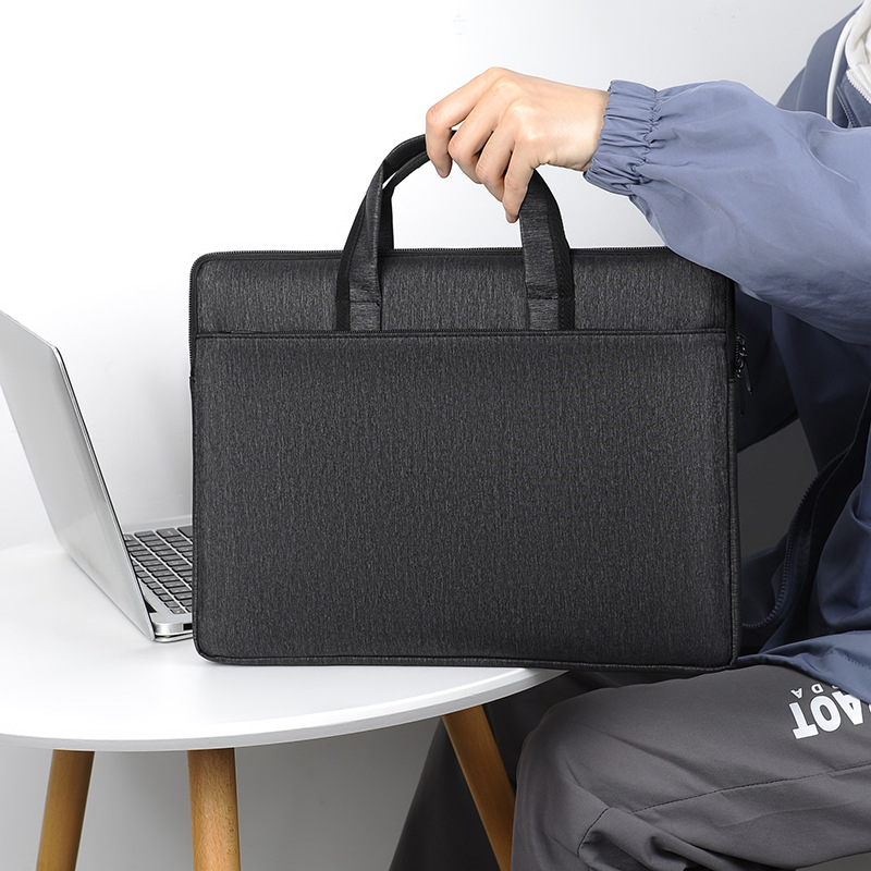 Túi đựng laptop có quai xách tay in logo theo yêu cầu. Lớp vải dày dặn, chống trầy xước và chống ẩm nhẹ. Chứa kích thước máy tính: 14 inch, 15.6inch.