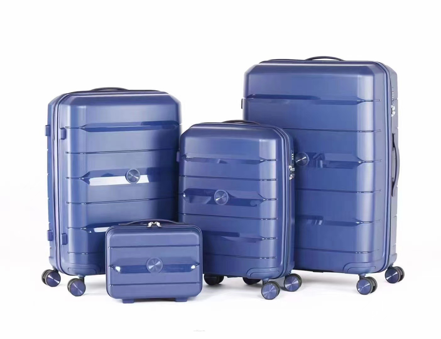 Vali nhựa pp cao cấp nhiều size, có khả năng chịu va đập tốt, chống trầy xước, chống nước nhẹ phù hợp với mọi điều kiện di chuyển. In logo theo yêu cầu