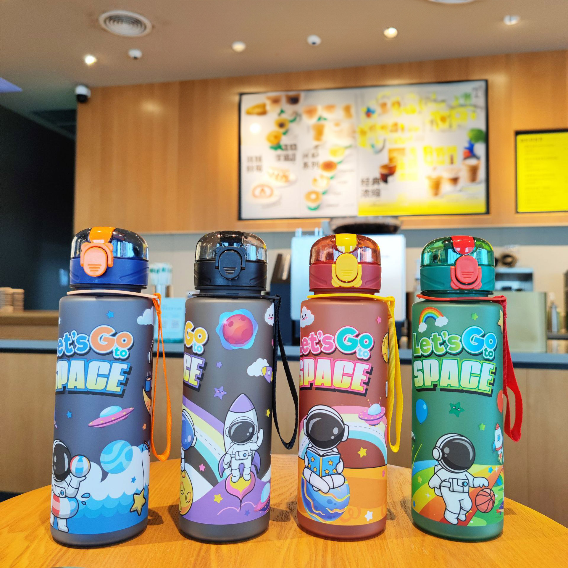 Bình nước Phi Hành Gia 700ml. Kèm Ống Hút và Quai Xách Tiện Lợi. In logo theo yêu cầu. Quà tặng độc đáo cho các bé. Giá cạnh tranh
