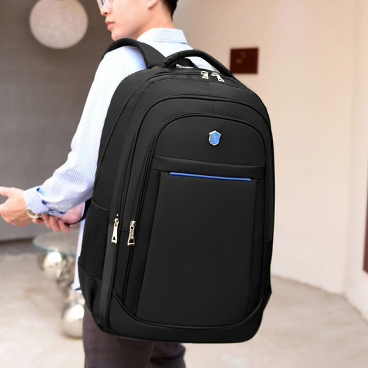 Ba lô dung tích lớn chống thấm nước. Thiết kế công thái học với dây đeo vai dày, thoáng khí bằng lưới tổ ong, giúp phân tán áp lực và giảm hằn vai