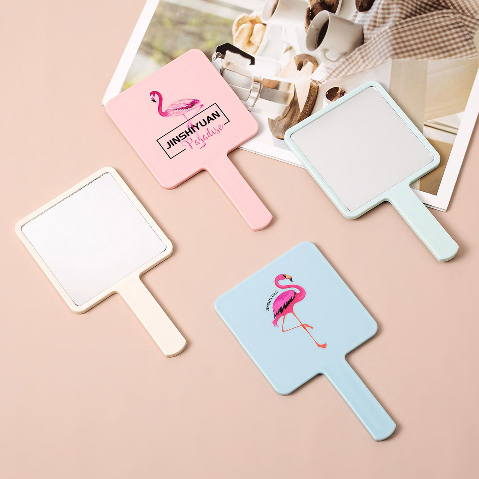 Gương cầm tay bản vuông được làm từ chất liệu nhựa cao cấp, đúc thành khối chắc chắn, bền đẹp. Mặt gương phẳng, trong suốt và sắc nét.