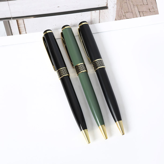 Bút kim loại nắp xoay mạ vàng được thiết kế sang trọng. Mực sắc nét. Là quà tặng doanh nghiệp đẳng cấp dành cho đối tác, khách hàng.