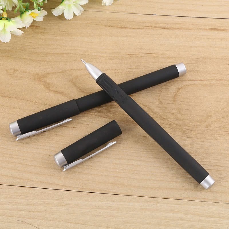 Bút bi gel thân nhựa, in Logo theo yêu cầu. Nắp bút có cài kẹp kim loại, cho phép gắn bút vào sổ tay, bìa hồ sơ hoặc túi để ký tên và viết hàng ngày