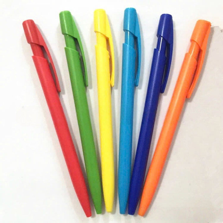 Bút bi nhựa nhiều màu in Logo theo yêu cầu. Thiết kế form suôn nhỏ gọn, kiểu dáng năng động, trẻ trung. Dễ dàng làm quà tặng doanh nghiệp hiệu quả.