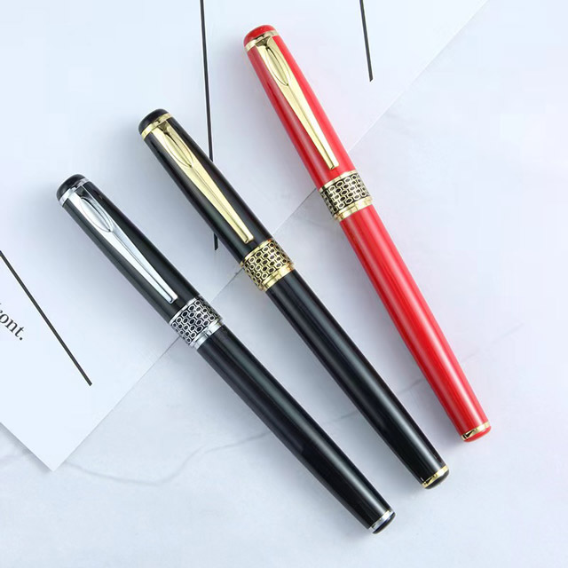 Bút kim loại mạ vàng được chế tác tinh xảo, sang trọng. Bút có thiết kế nắp đậy, sử dụng ruột bi thay thế tiện lợi. In Logo theo yêu cầu.