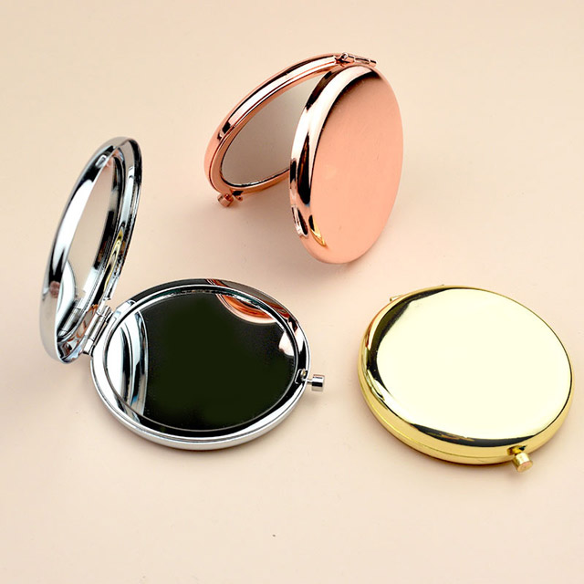 Gương mini 2 mặt được gia công tỉ mỉ với chất liệu inox không gỉ cao cấp, góc cạnh được đánh bóng mịn, tạo cảm giác sang trọng và an toàn khi sử dụng.