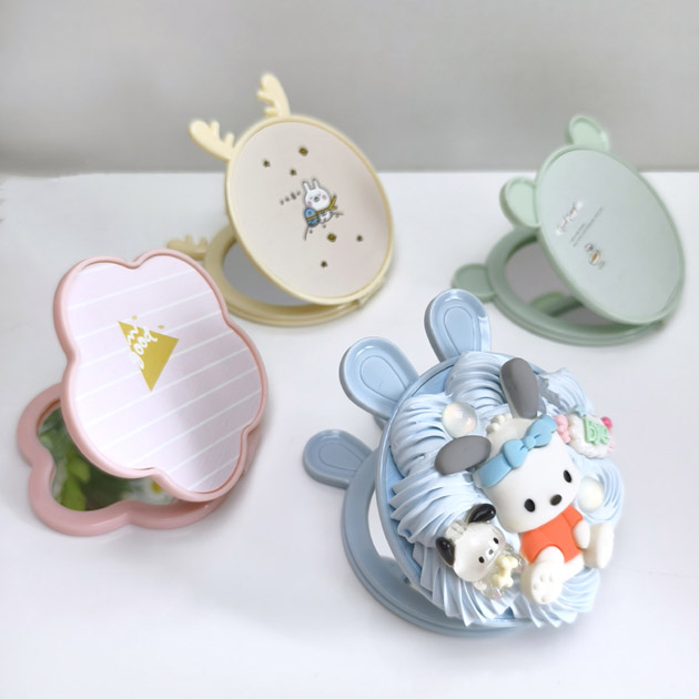 Gương trang điểm mini hoạt hình dễ thương với các hình như tai gấu, tai thỏ, sừng nai hay bông hoa,... In Logo theo yêu cầu.