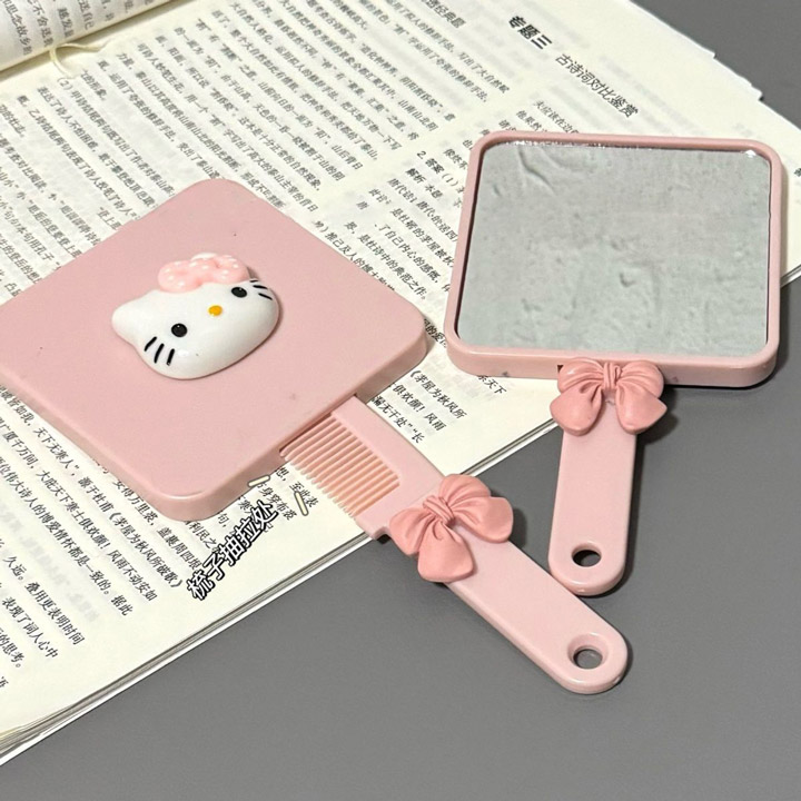 Gương kèm lược Kitty dễ thương. Phần lược với răng mềm mại, thiết kế thông minh giúp gỡ rối tóc nhẹ nhàng, không gây đau. In Logo theo yêu cầu.