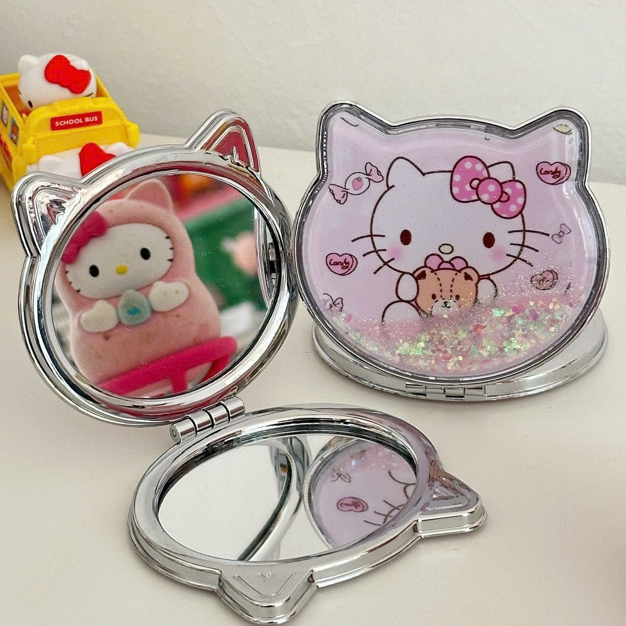 Gương mini gấp gọn Kitty kim tuyến có 2 mặt gương tiện lợi, dễ dàng bỏ túi, mang theo bên mình mọi lúc mọi nơi. In logo theo yêu cầu.