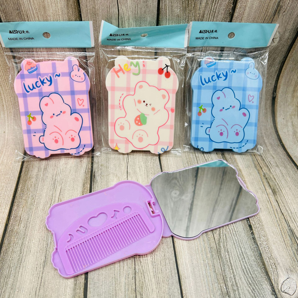 Gương gập mini kèm lược thiết kế hoạt hình dễ thương được làm từ chất liệu nhựa bền bỉ, nhẹ nhàng, dễ dàng mang theo trong túi xách hay balo,...