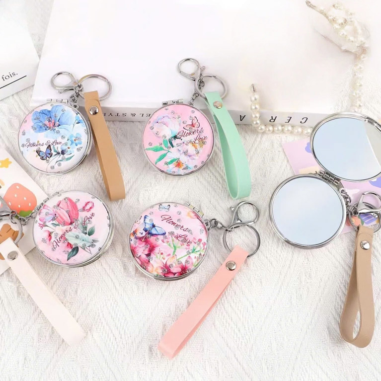 Gương mini có móc khóa thiết kế 2 mặt gương. Gương có móc khóa vừa là phụ kiện, vừa là điểm nhấn phong cách cho người sở hữu.